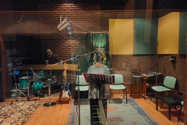 Στιγμιότυπα από την ηχογράφηση του νέου δίσκου «Το Έργο» με τη Βούλα Σαββίδη